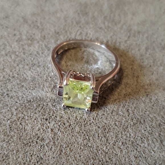 Green Ring - Picture 1 of 2